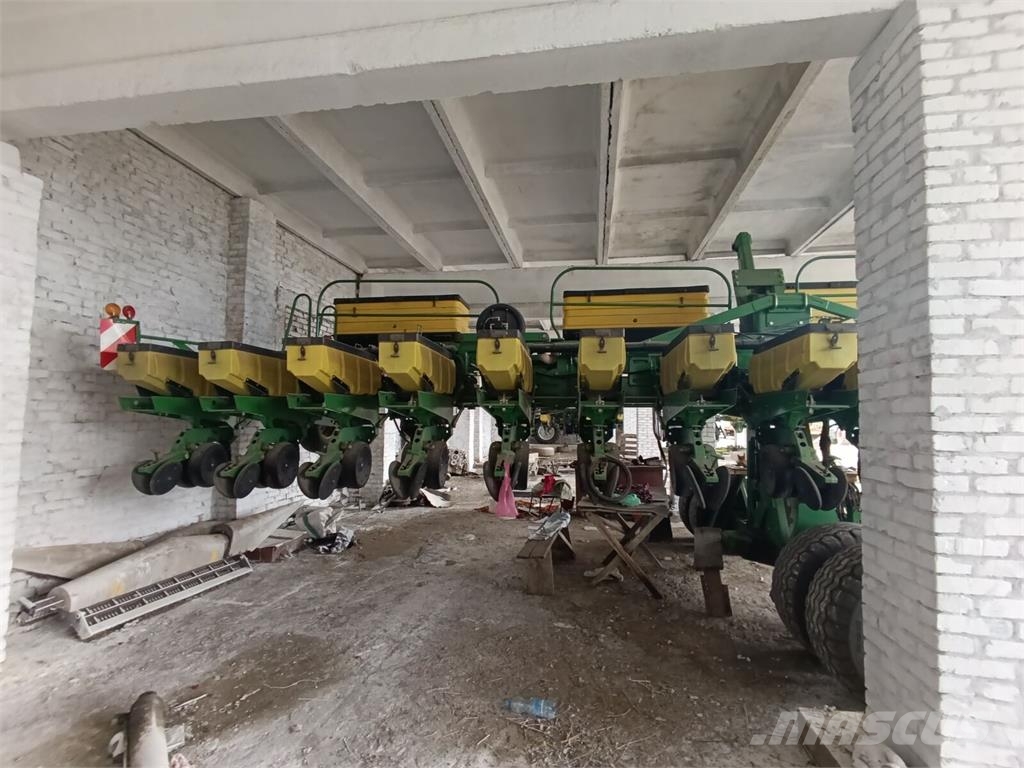 John Deere Сівалка точного висіву John Deere 1745 (2014) Natančne sejalnice