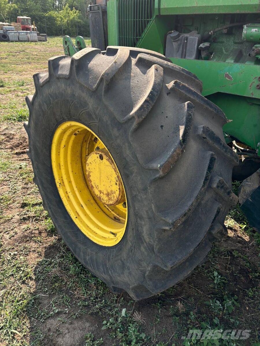 John Deere Трактор John Deere 8300 (2000) Трактори