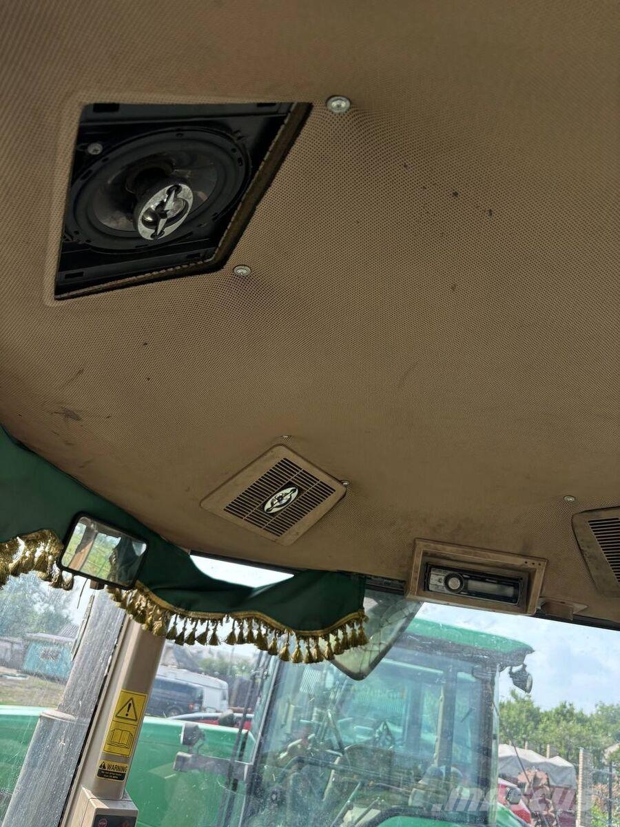 John Deere Трактор John Deere 8300 (2000) Трактори
