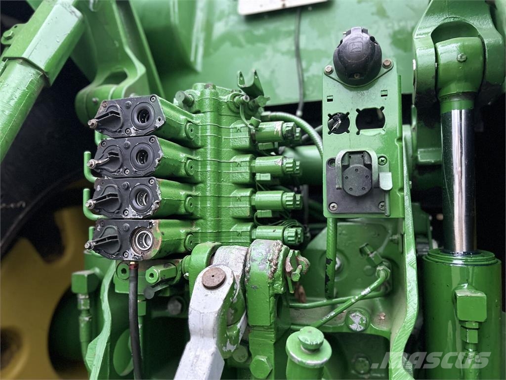 John Deere Трактор John Deere 8420 (2005) Traktoren