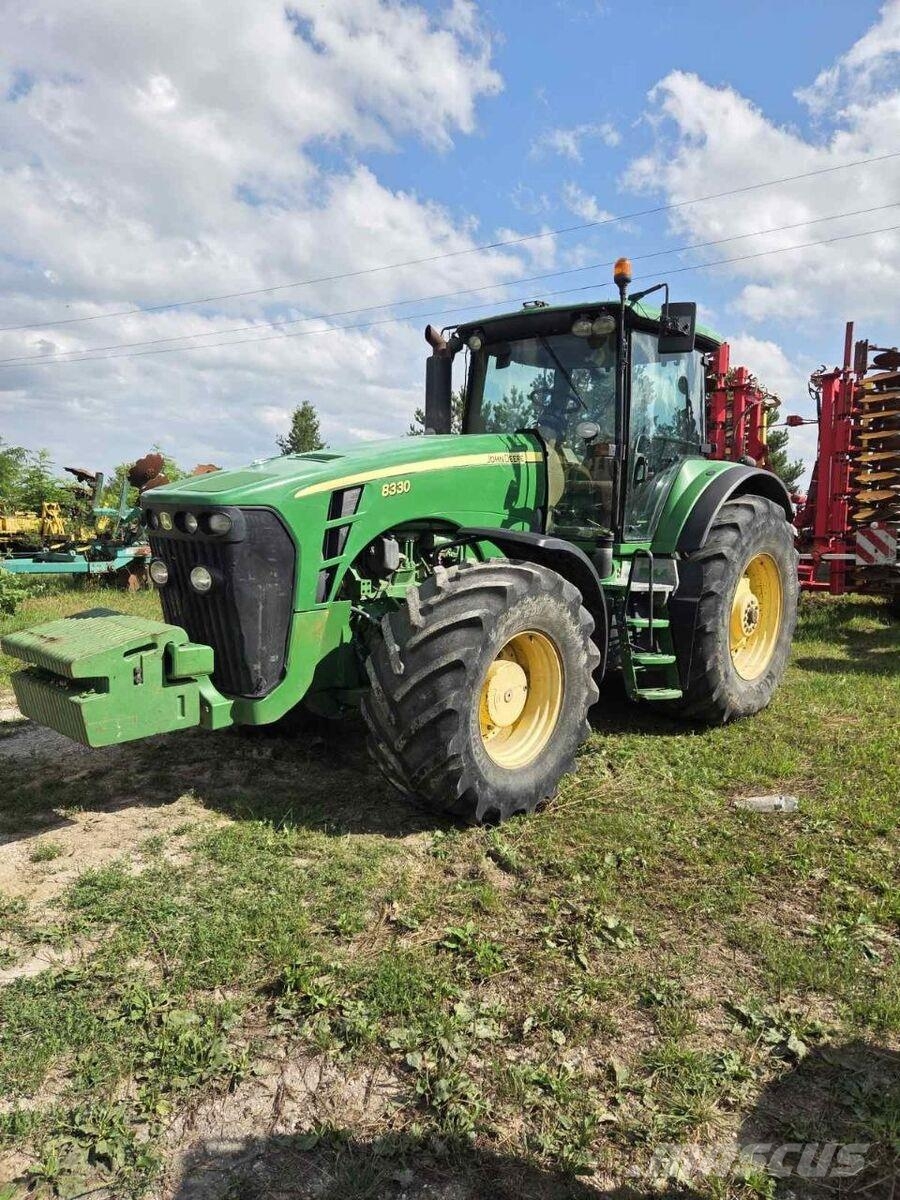John Deere Трактор John Deere 8330 (2007) Трактори