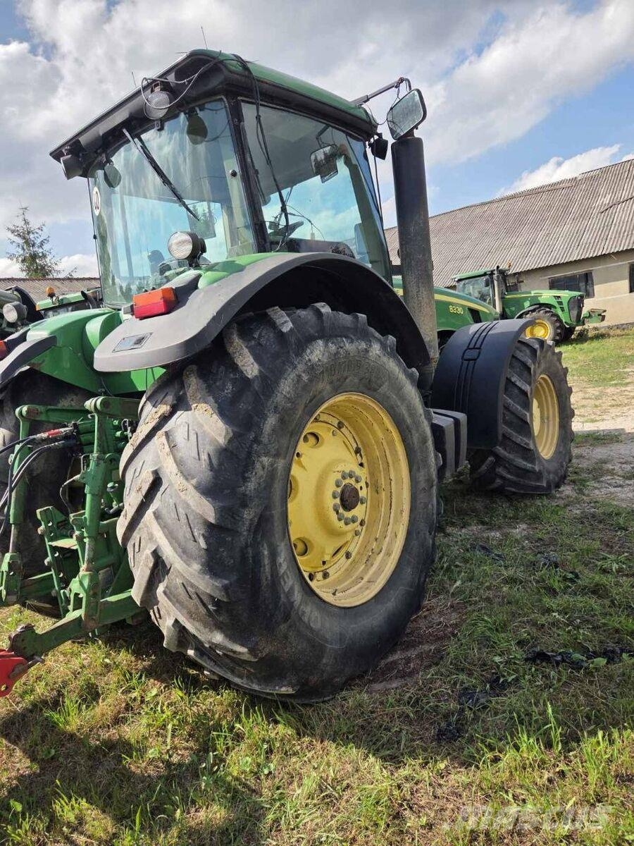 John Deere Трактор John Deere 8330 (2007) Трактори