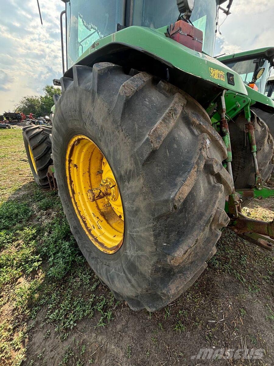 John Deere Трактор John Deere 8300 (2000) Трактори