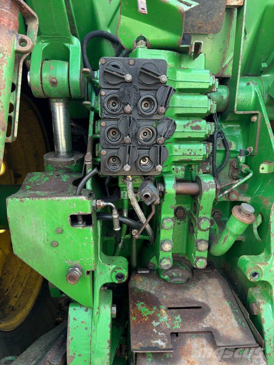 John Deere Трактор John Deere 8300 (2000) Трактори