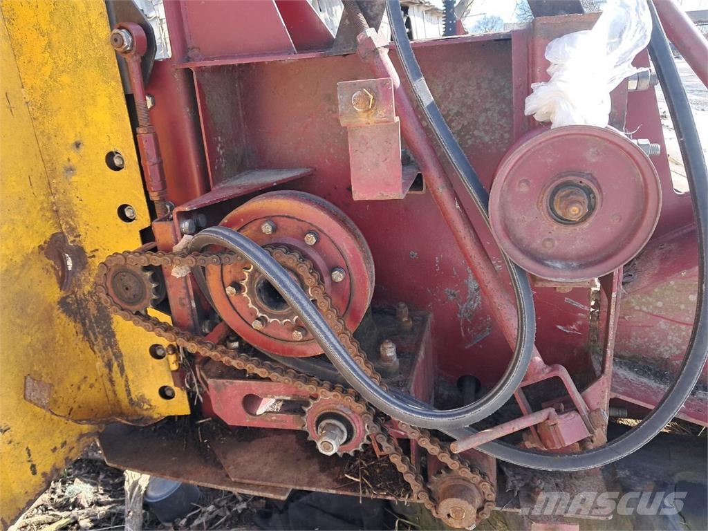 New Holland Комбайн New Holland TC 5080 (2013) 联合收割机