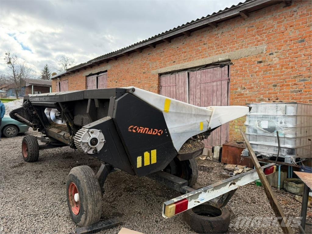 Oros Жатка кукурудзяна Oros Cornado 8 (2013) 聯合收割機頭