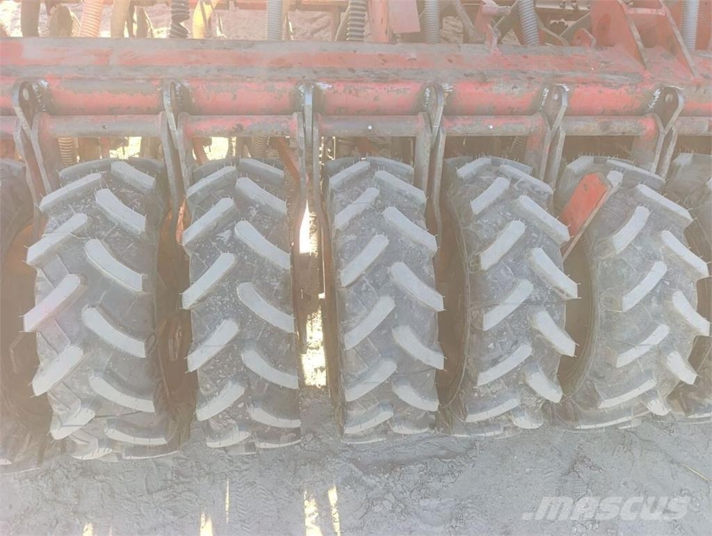 Väderstad Посівний комплекс Vaderstad Rapid 400C (2006) Комбіновані сівалки