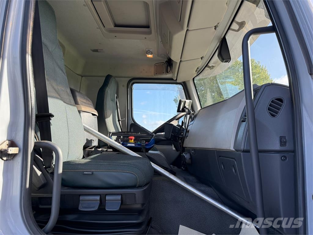 Volvo FE320 HMF1520 Camion plateau ridelle avec grue