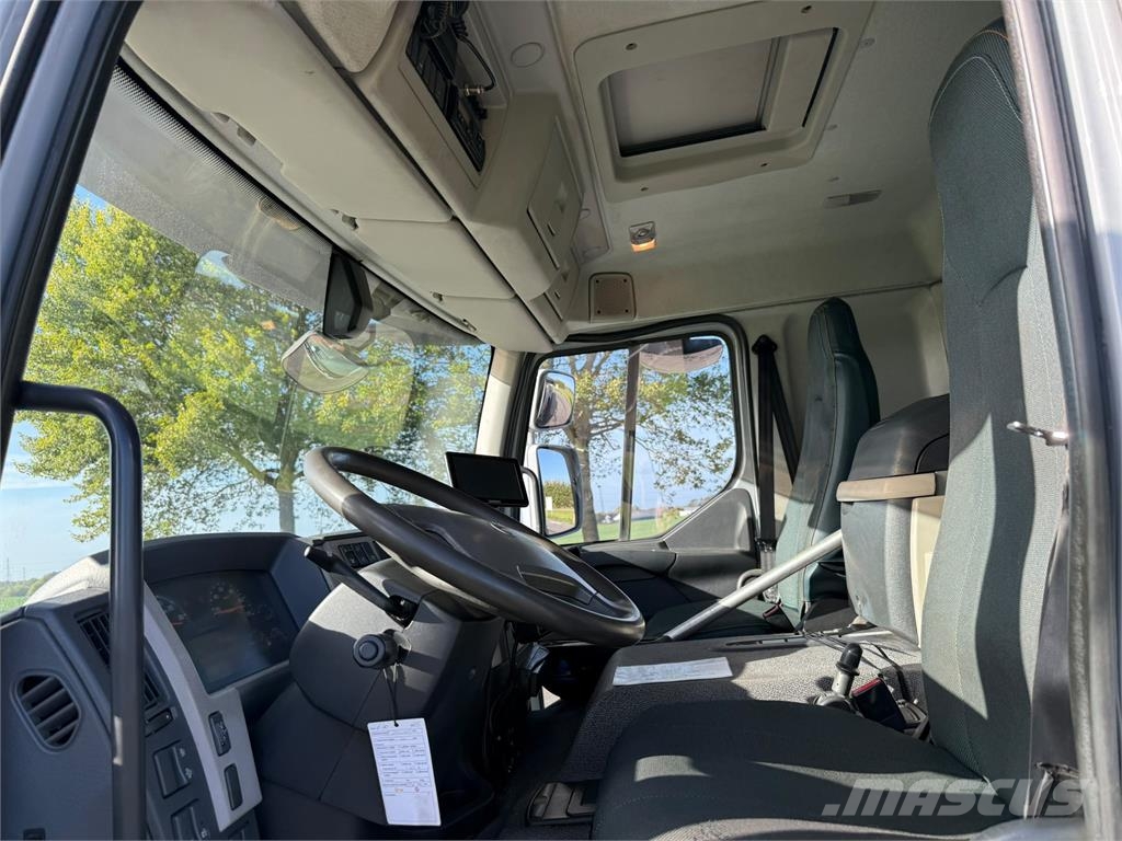Volvo FE320 HMF1520 Camion plateau ridelle avec grue