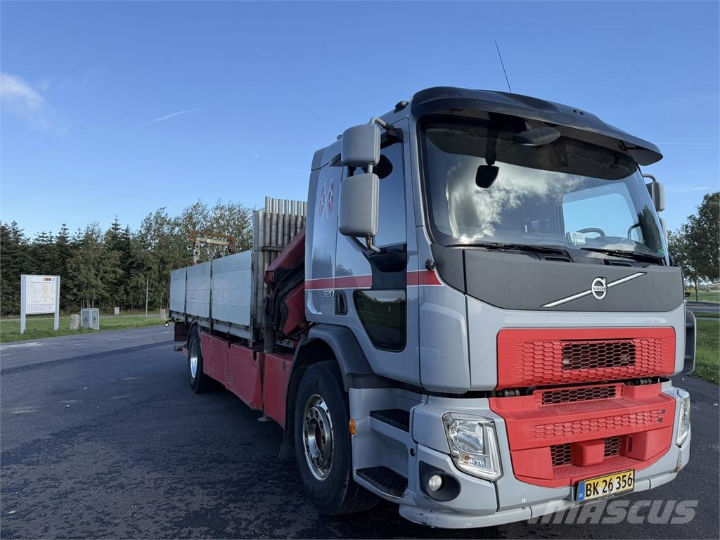 Volvo FE320 HMF1520 Camion plateau ridelle avec grue