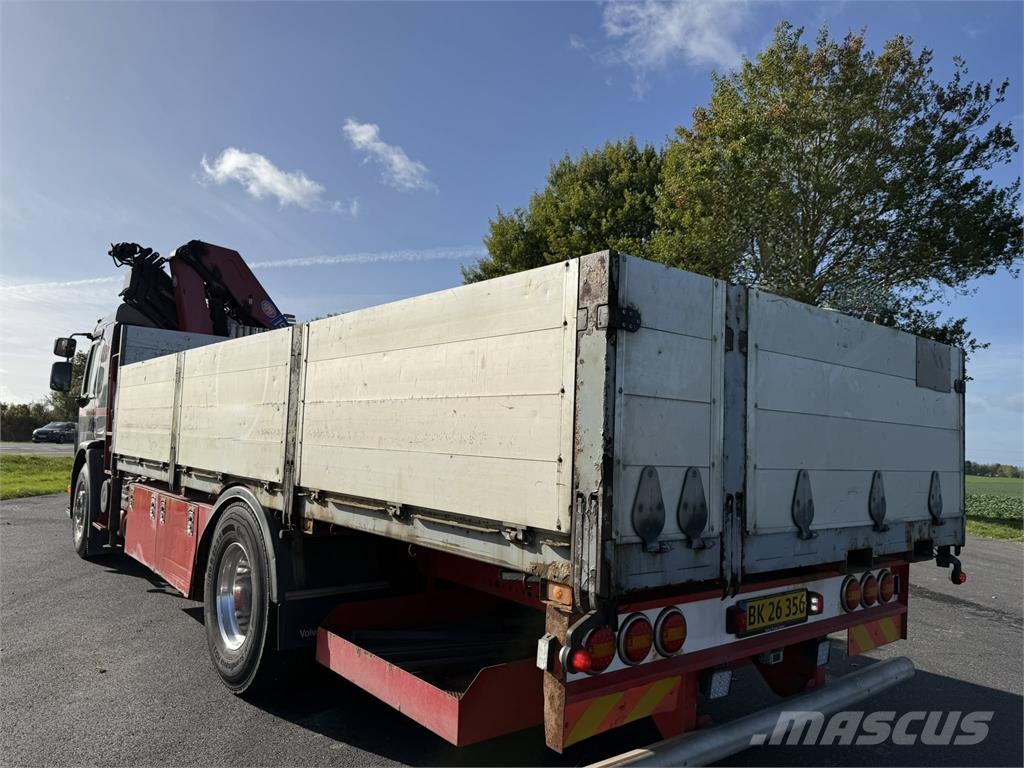 Volvo FE320 HMF1520 Camion plateau ridelle avec grue