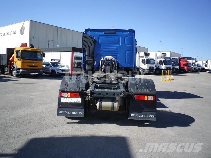 Renault T520 NIGHT & DAY CAB 牵引车