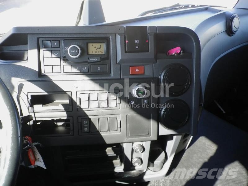 Renault T520 NIGHT & DAY CAB 牵引车