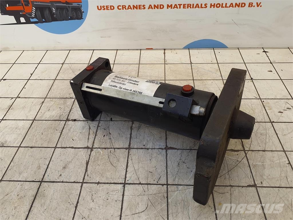 Demag AC 155 counterweight lift cylinder Peças e equipamentos para guindastes
