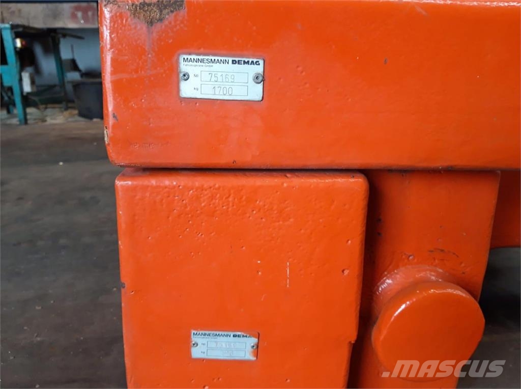 Demag AC 205 counterweight 2,4 ton right side (0.7/1.7 t Piezas y equipos para grúas