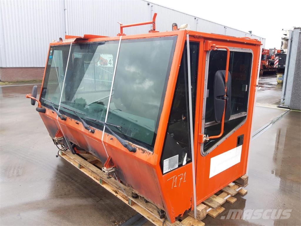 Demag AC 205 lower cab Ohjaamo ja sisusta