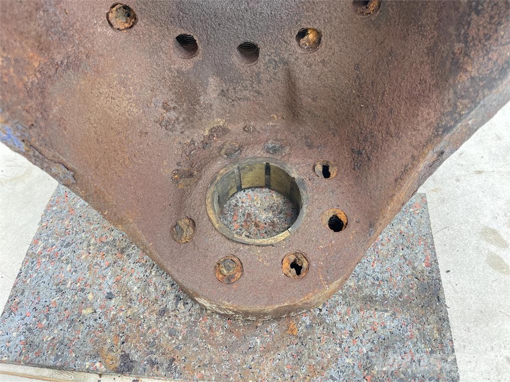 Demag AC 205 Steering knuckle 16 holes axle 4 Axles