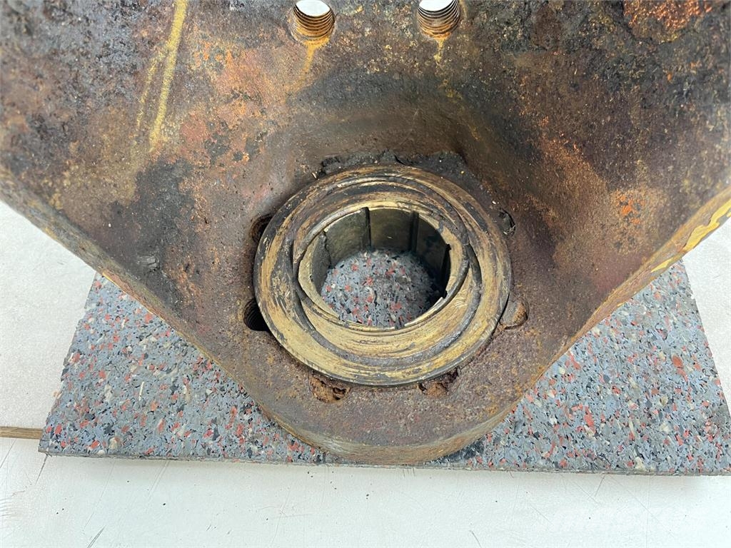 Demag HC 340 Steering knuckle 12 holes axle 3 محور العجلة