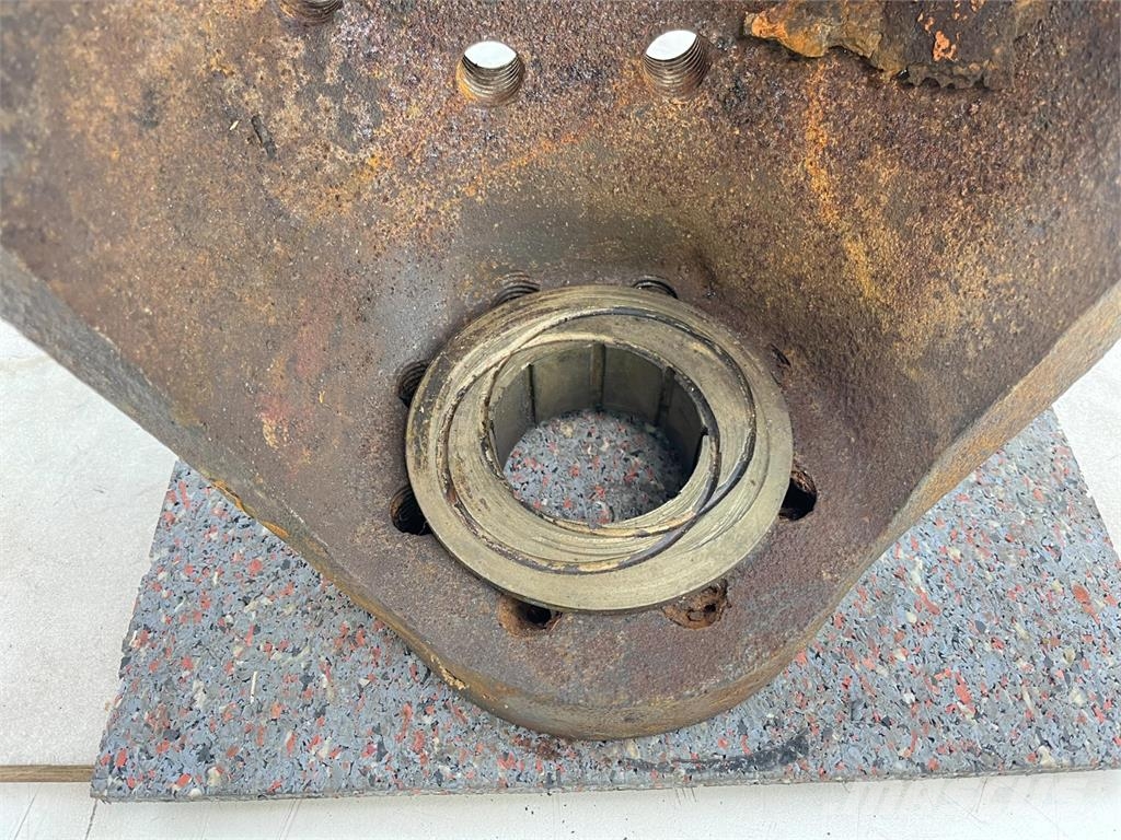 Demag HC 340 Steering knuckle 12 holes axle 3 محور العجلة