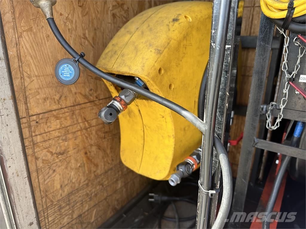 Ford F350 service truck All terrain cranes