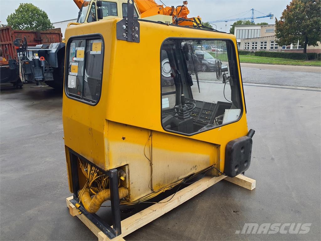 Grove GMK 3050 operators cab Кабіна