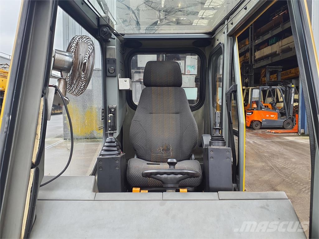 Grove GMK 3050 operators cab Кабіна