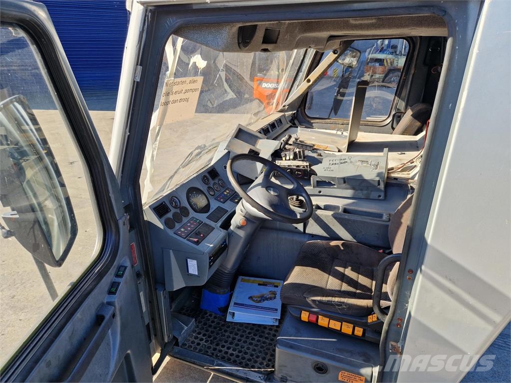 Grove GMK 3055 drivers cabin Cabine en interieur