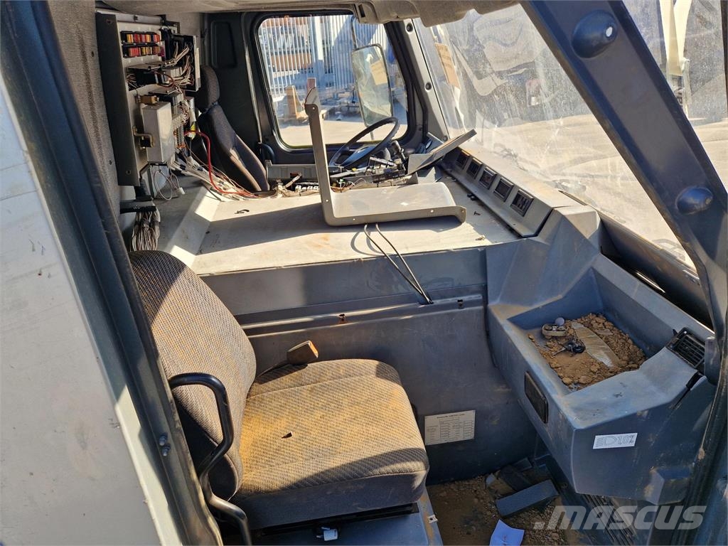Grove GMK 3055 drivers cabin Cabine en interieur
