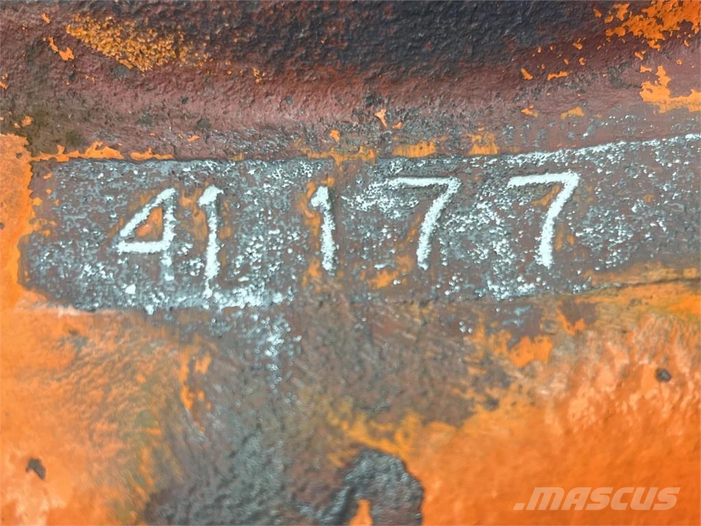 Liebherr LT 1055 Steering knuckle 12 holes axle 1 Hjulaxlar