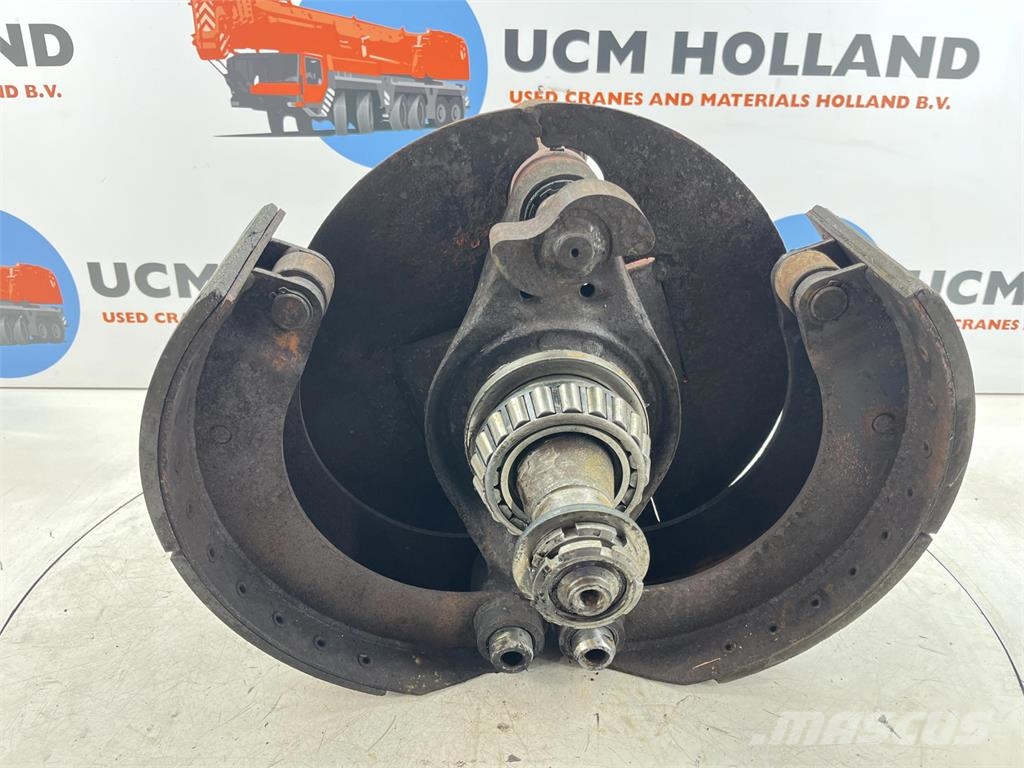 Liebherr LT 1055 Steering knuckle axle 2 Hjulaxlar