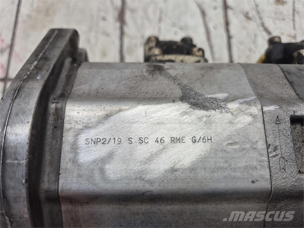 Liebherr LTM 1035-2 3 way gear pump Krandele og udstyr