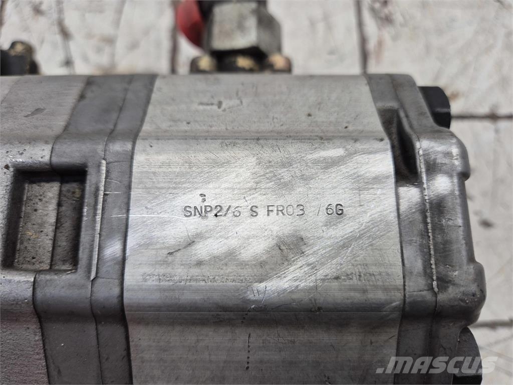Liebherr LTM 1035-2 3 way gear pump Krandele og udstyr