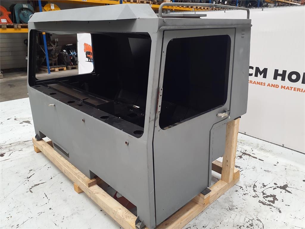 Liebherr LTM 1050 drivers cabin كابينة والداخلية