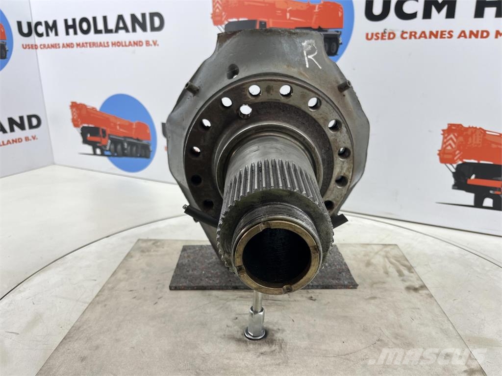 Liebherr LTM 1055-3.2 Steering knuckle 16 holes axle 2 Ejes