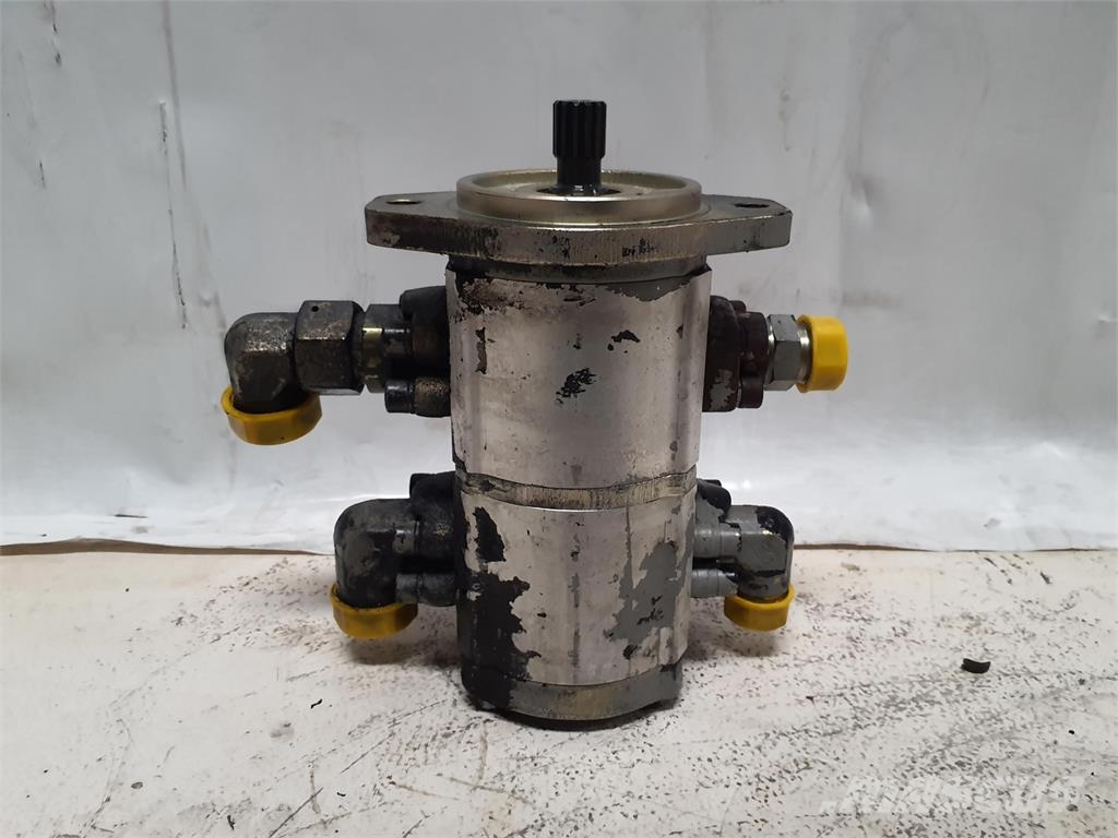 Liebherr LTM 1060-2 dual gear pump Части и оборудване за кранове