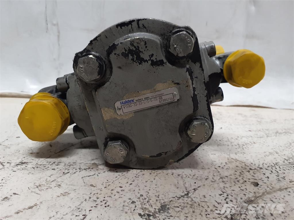 Liebherr LTM 1060-2 dual gear pump Части и оборудване за кранове