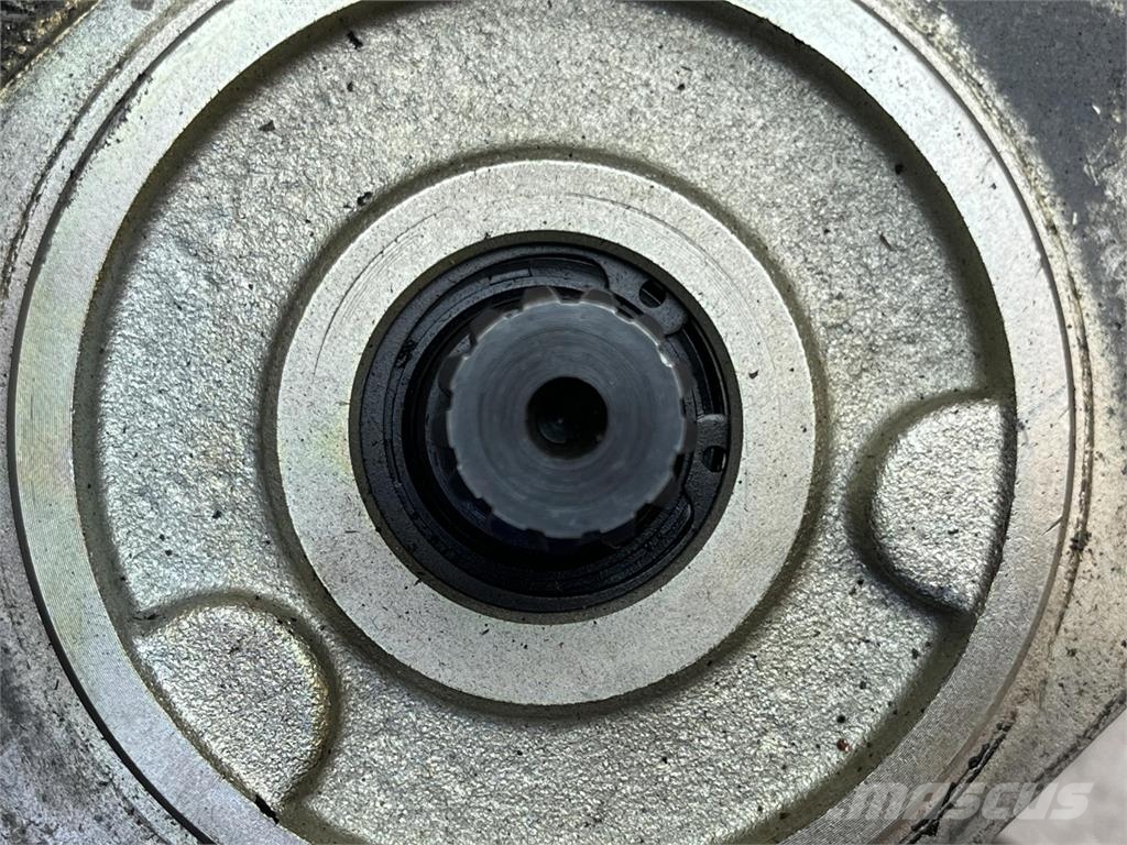 Liebherr LTM 1060-2 dual gear pump Части и оборудване за кранове