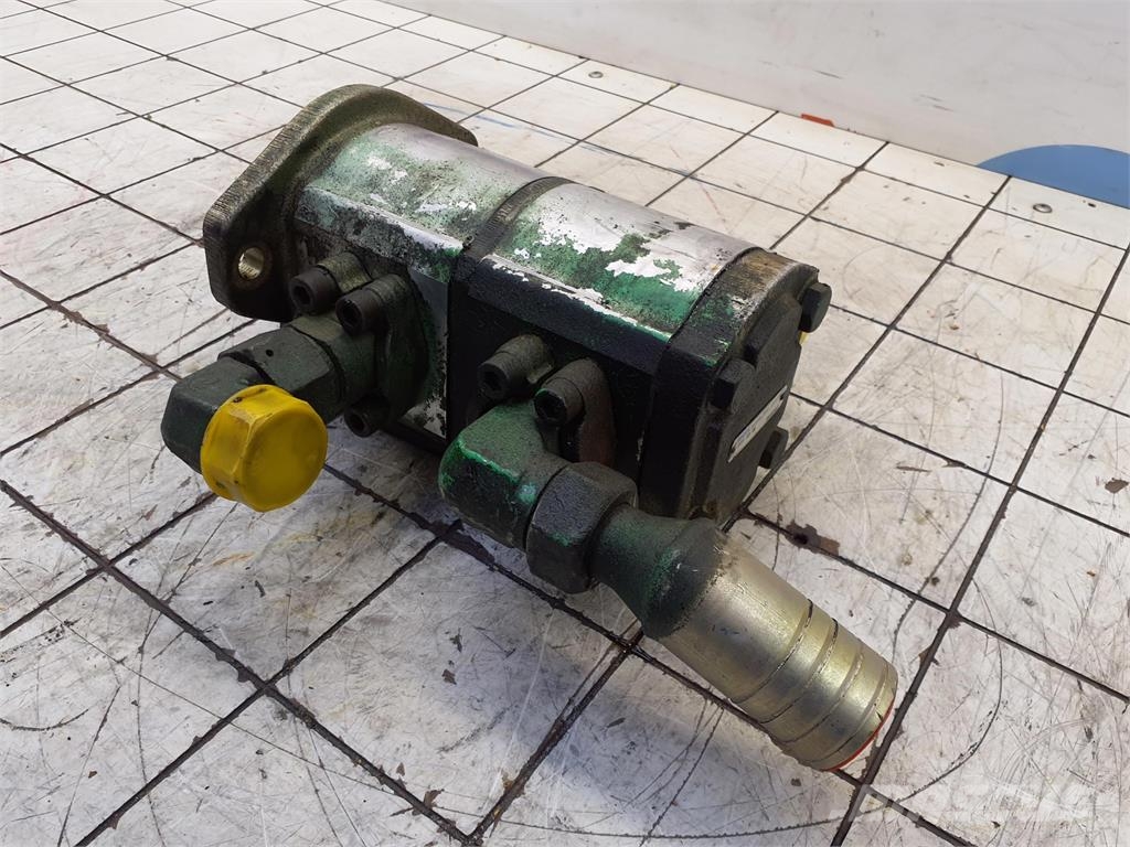 Liebherr LTM 1060-2 TWO-STAGE PUMP Kranų dalys ir įranga