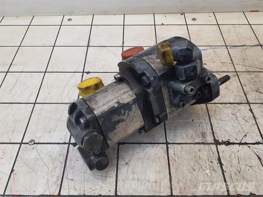 Liebherr LTM 1060 dual gear pump Peças e equipamento de gruas