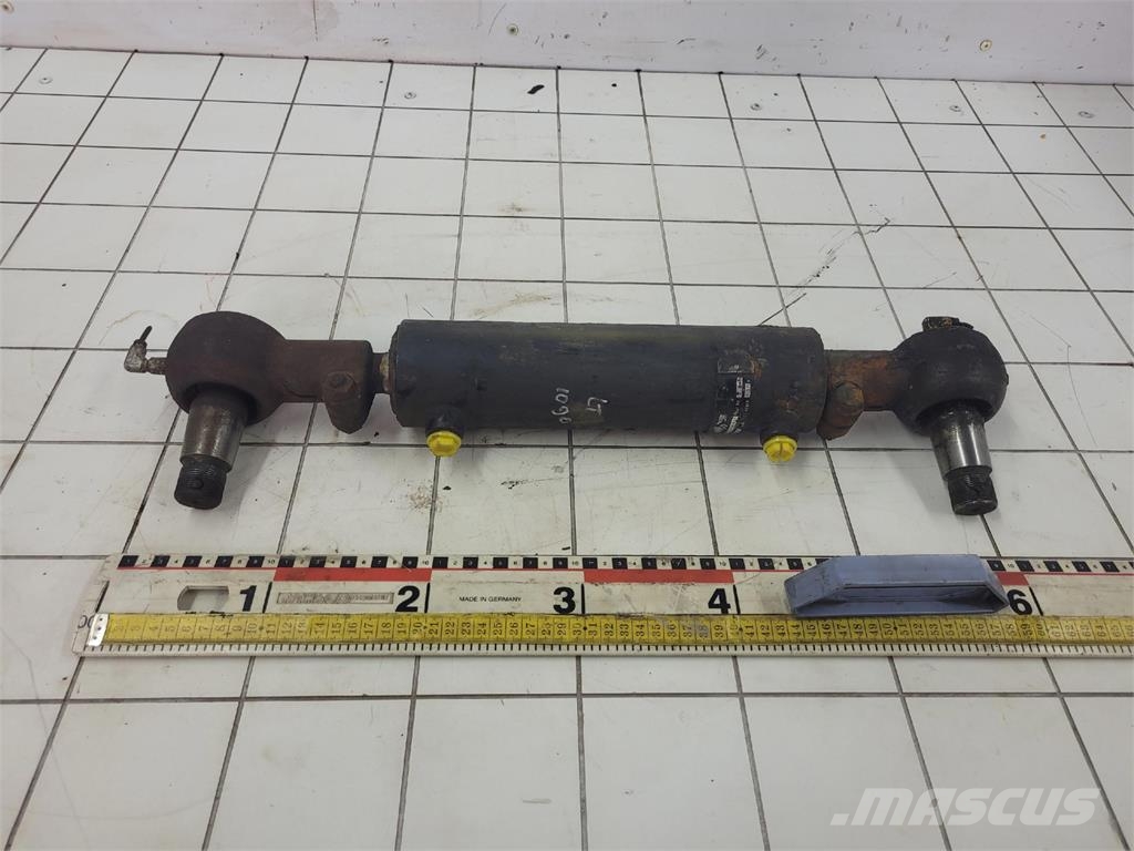 Liebherr LTM 1090 steering cylinder Piezas y equipos para grúas