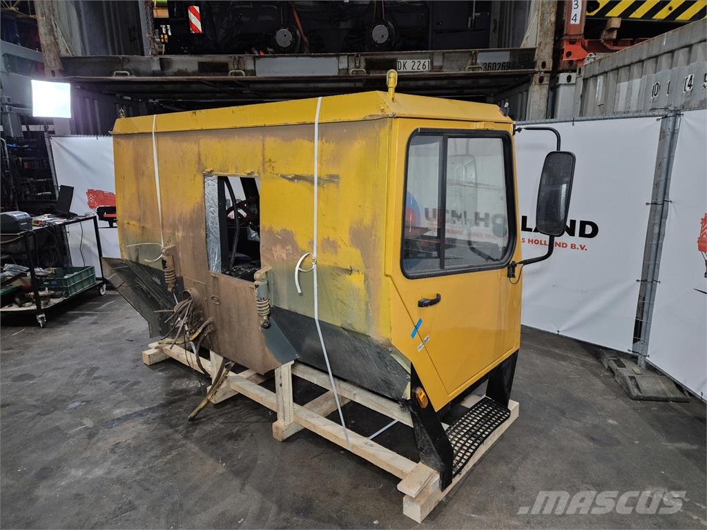 Liebherr LTM drivers cabin Cabina