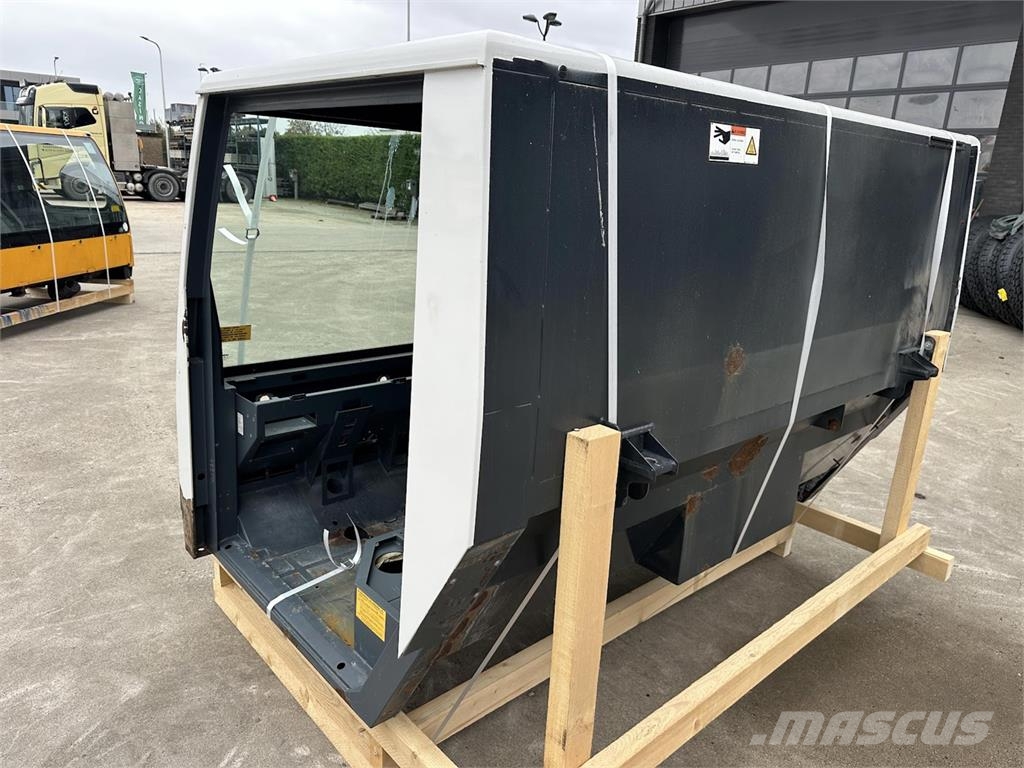 Liebherr LTM drivers cabin Cabins and interior