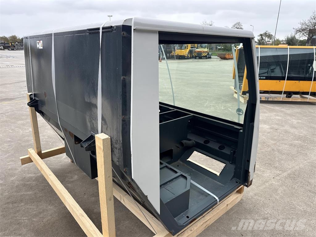 Liebherr LTM drivers cabin Cabins and interior