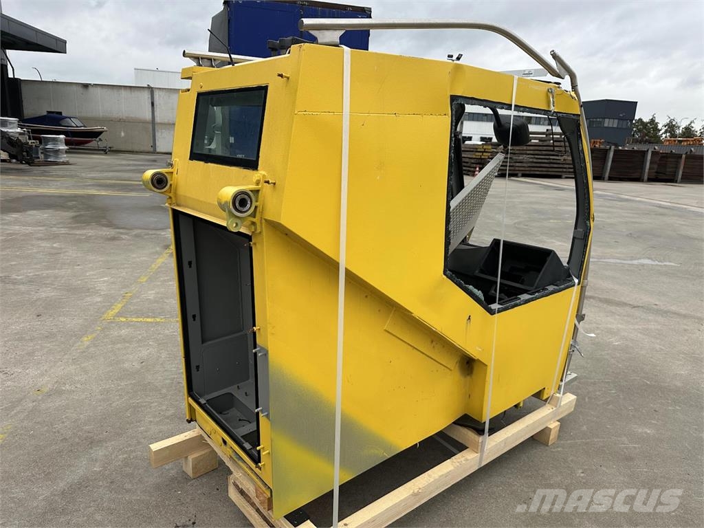 Liebherr LTM upper cab كابينة والداخلية