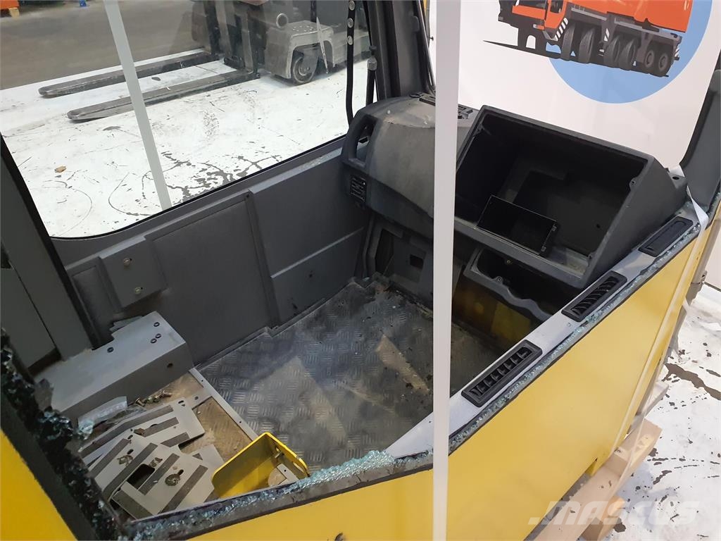 Liebherr LTM upper cab Cabins and interior