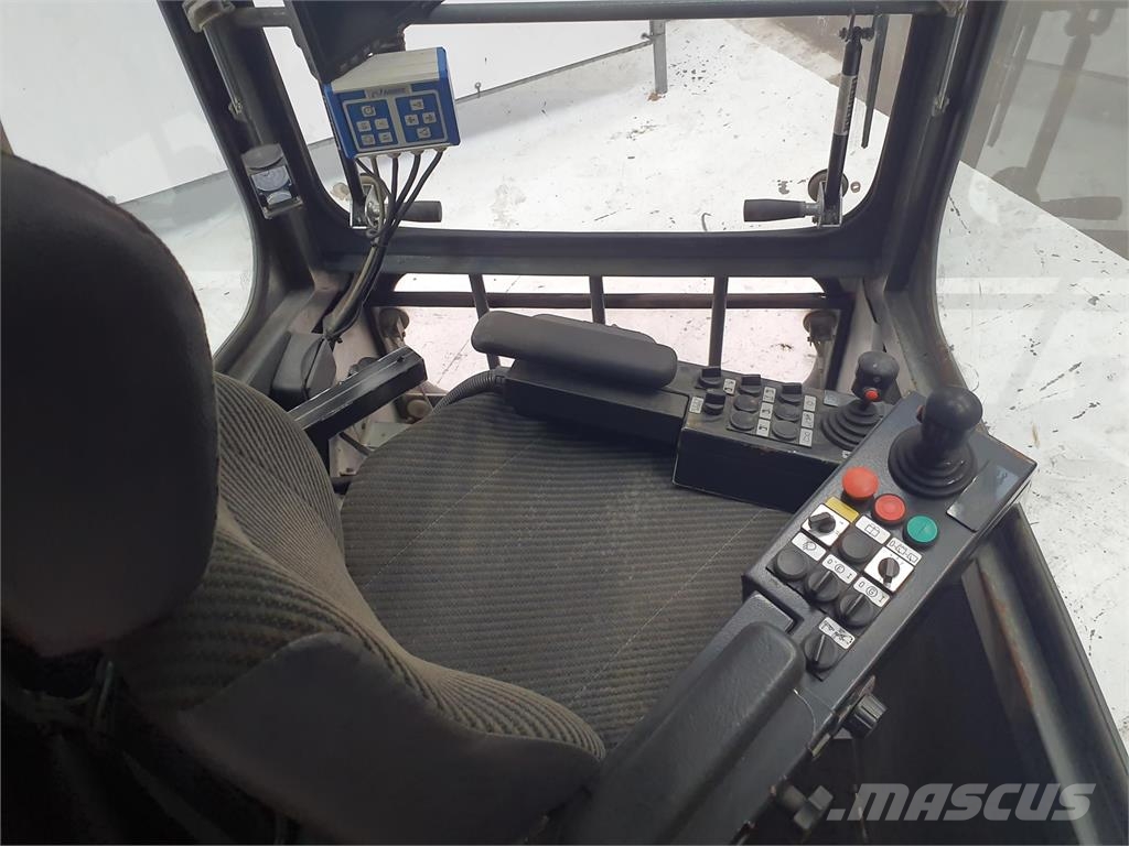 Liebherr MK 80 operators cabin كابينة والداخلية