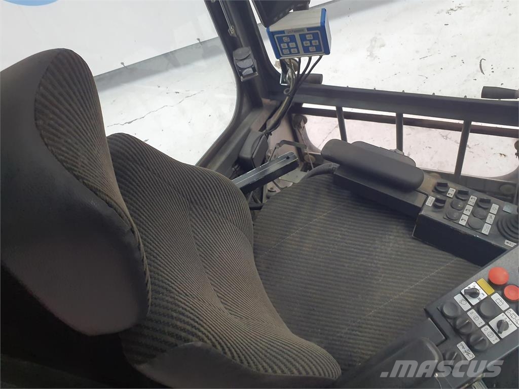 Liebherr MK 80 operators cabin كابينة والداخلية