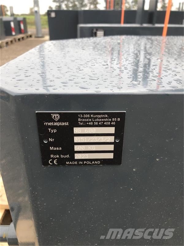  - - - 600 kg frontvægt Contrapeso delantero