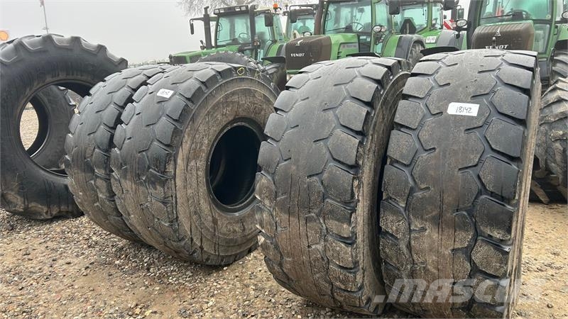 BKT 23.5R25 Banden, wielen en velgen