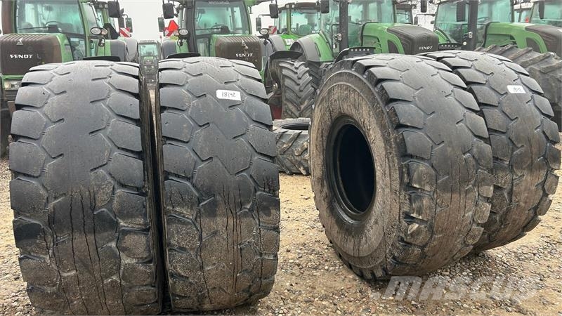 BKT 23.5R25 Banden, wielen en velgen